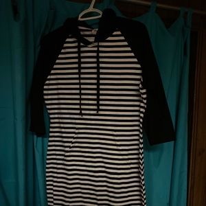 Hooded dress with pockets